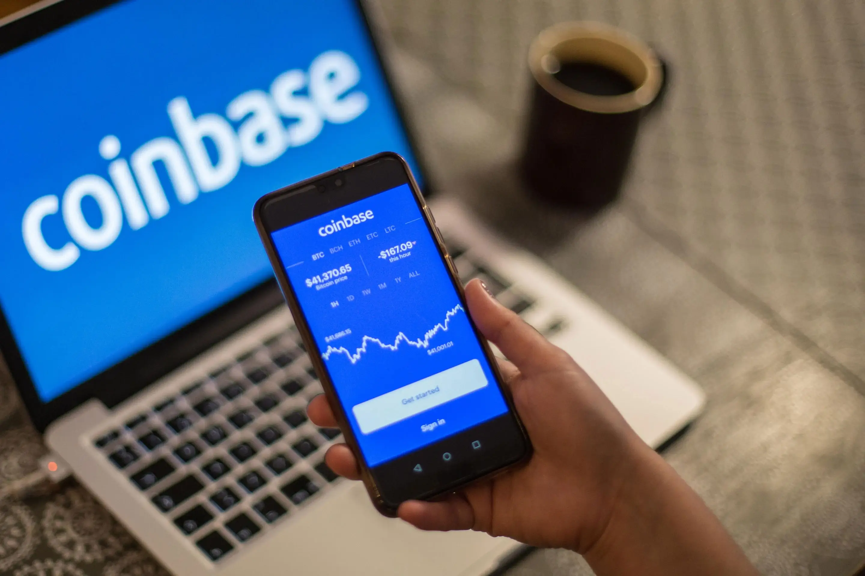 Coinbase Global, оператор крупнейшей в США криптовалютной биржи, завершил четвертый квартал с чистым убытком, в том числе из-за значительного снижения объема торгов.