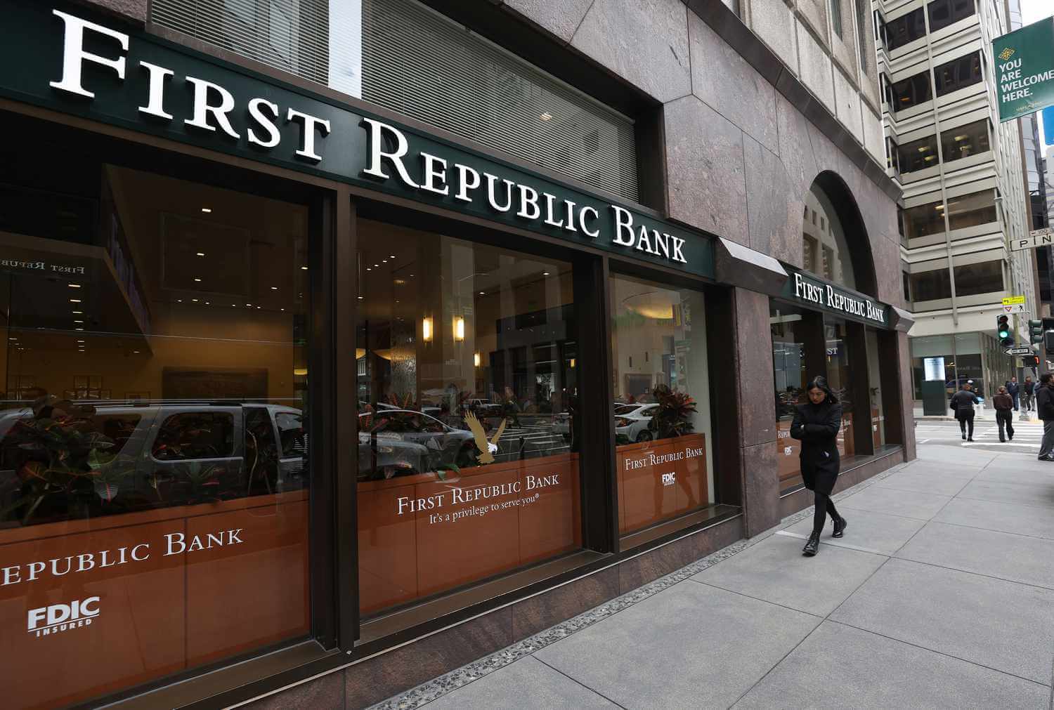 First Republic Bank взят под контроль регулирующими органами и будет приобретен JPMorgan Chase & Co