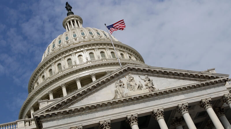 Группа из 43 сенаторов-республиканцев в конгрессе США отказалась одобрять повышение потолка госдолга без реформ в области расходов и бюджета: последствия