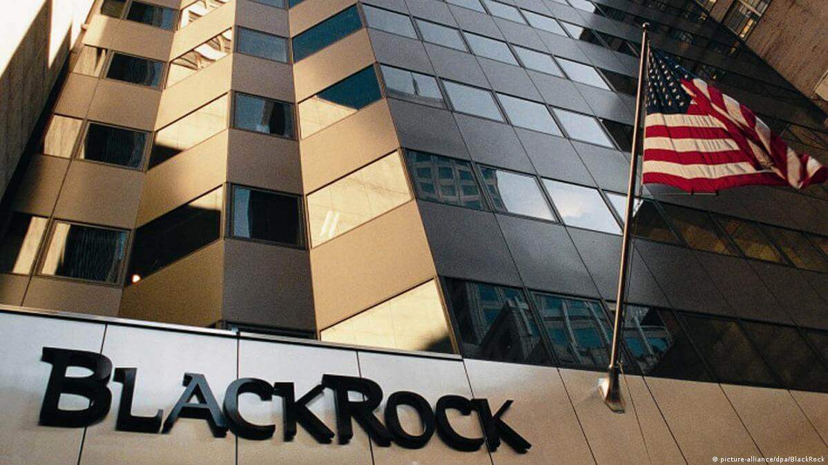 Гендиректор BlackRock Финк говорит о повышенных финансовых рисках и повышенной инфляции